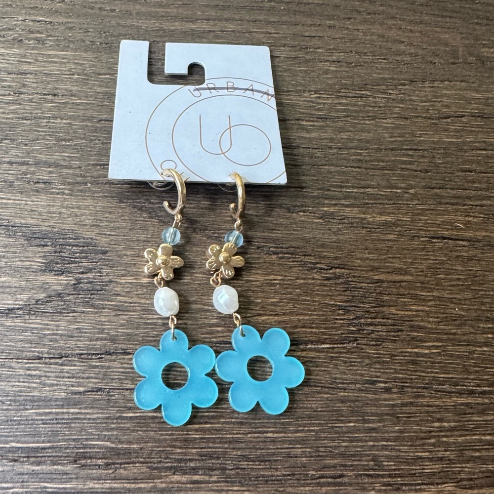 NWT Urban Outfitters Isabella Flower Drop Hoop Earrings - Picture 4 of 6